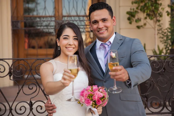 Novia y novio detrás de ella — Foto de Stock