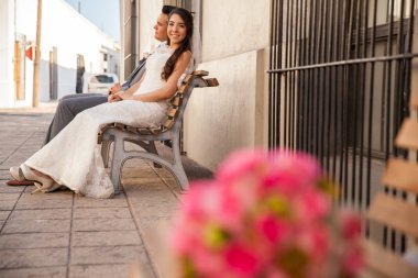 Gelin ve damat bankta oturan