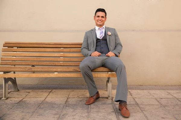 Groom on bench waiting for bride — Stock Photo, Image