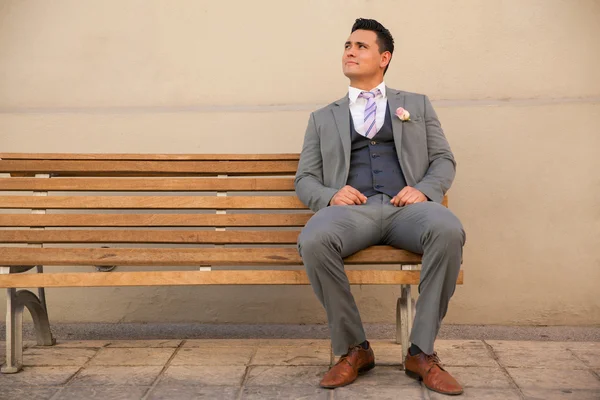 Groom sitting on bench — Stock Photo, Image