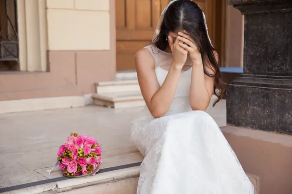 Bride crying outside church — Stock Photo, Image