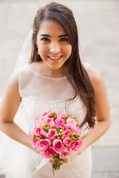 Glücklich hispanische Braut im Freien — Stockfoto