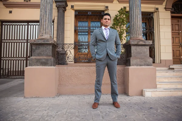 Lawyer outside courthouse — Stock Photo, Image