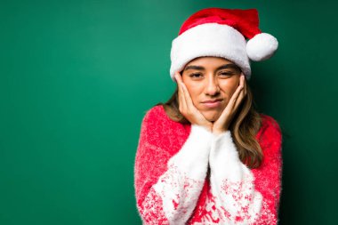 Noel 'i sevmiyorum. Kızgın genç kadın bir tatil partisini kutladığı için üzgün hissediyor.