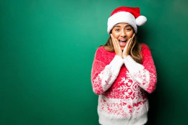 Buna inanamiyorum. Şaşırmış Latin kadın mutlu ve şaşkın hissederken iyi haberler alıyor.