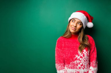 Düşünceli genç bayan bir Noel partisini ve hediyelerini kutlamayı düşünüyor.