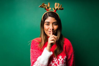 Kimseye bir şey söyleme. Güzel genç bir kadın dudaklarına parmağını koyuyor ve sırlarını anlatırken gülümsüyor.