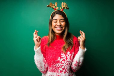 Bir Noel mucizesi için dua ediyorum. Latin kökenli genç bir kadın şans diliyor ve kendini şanslı hissediyor.