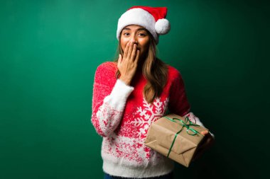 Noel hediyemi çok seviyorum! Sürpriz genç bayan güzel bir hediye aldığına inanamıyorum.