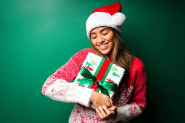 Hediyem için teşekkür ederim. Muhteşem genç bayan Noel hediyesini kucaklıyor ve hediyesine bayılıyor.