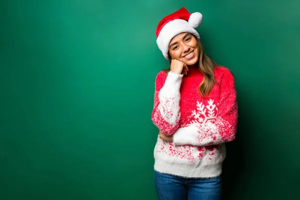 Nachdenken Über Weihnachten Schöne Frau Mit Weihnachtsmann Hut Bei Der — Stockfoto