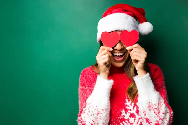 Porträt Einer Glücklichen Lateinischen Frau Mit Weihnachtsmütze Und Bereit Weihnachten — Stockfoto