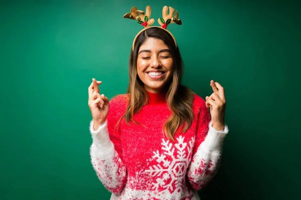 Bir Noel mucizesi için dua ediyorum. Latin kökenli genç bir kadın şans diliyor ve kendini şanslı hissediyor.