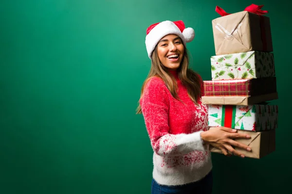 Superaufgeregte Frau Blickt Die Kamera Während Sie Viele Weihnachtsgeschenke Bei — Stockfoto