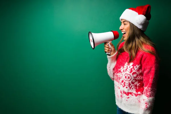 Hispanische Frau Freut Sich Und Schreit Weihnachten Mit Megafon Ein — Stockfoto