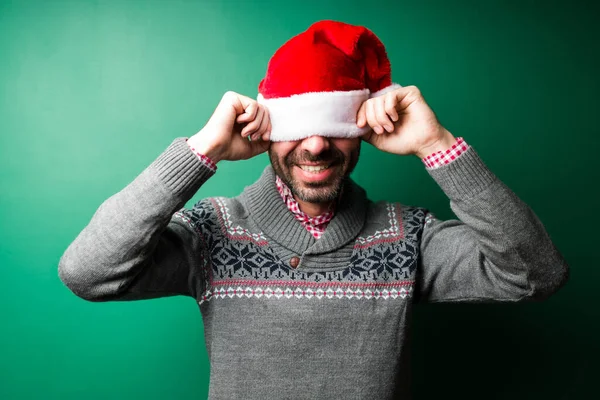 Having Fun Christmas Cheerful Man Covering His Eyes Sant Hat — Stock Photo, Image