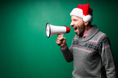 Mutlu hisseden İspanyol bir adamın profili ve yılbaşı boyunca megafonla inanılmaz haberler haykırması.