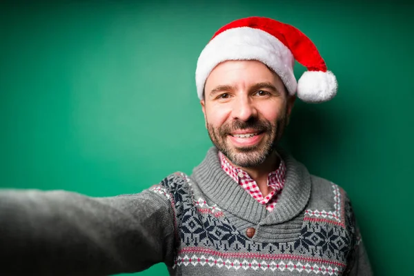 Personal Perspective Handsome Man Taking Selfie Santa Hat Green Background — Stock Photo, Image