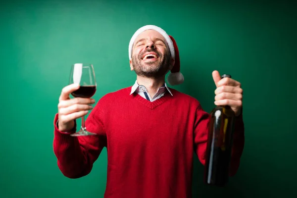 Hou Van Feesten Opgewonden Latijn Man Drinkt Rode Wijn Een — Stockfoto