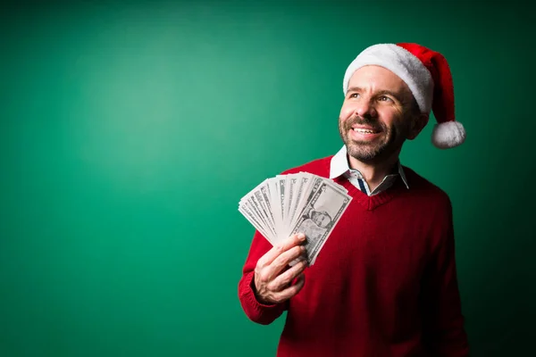 Klaar Geld Uit Geven Spannende Spaanse Man Met Een Kerstmuts — Stockfoto
