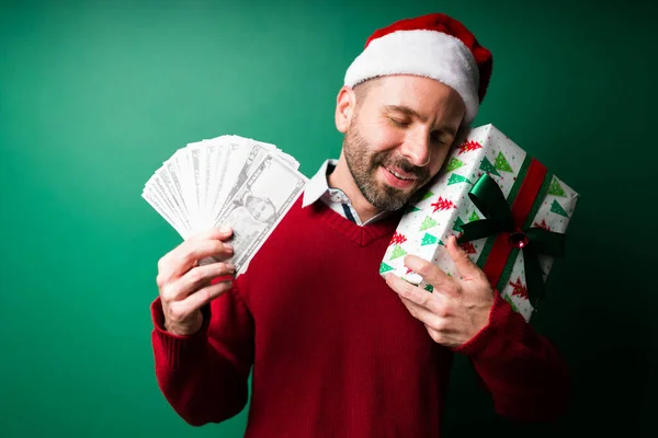 Koop Graag Cadeautjes Aantrekkelijke Jongeman Met Een Kerstmuts Die Veel — Stockfoto