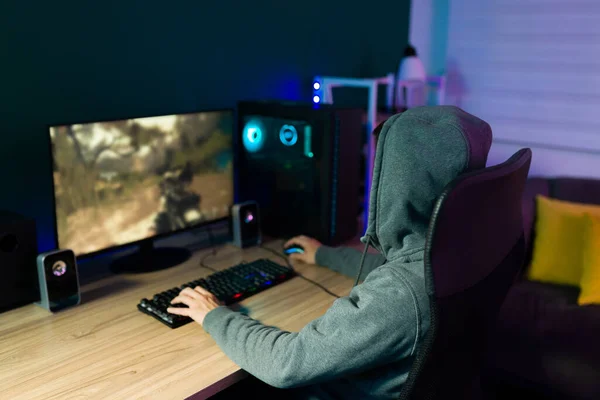 Visão Traseira Jovem Usando Capuz Sentado Sua Mesa Desfrutando Videogame — Fotografia de Stock