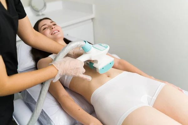 Radiofrequenza Allegro Giovane Donna Ottenere Nuovo Trattamento Del Corpo Presso — Foto Stock