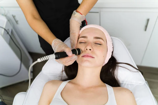 Mujer Atractiva Relajada Recibiendo Tratamiento Facial Hidratando Piel Con Procedimiento —  Fotos de Stock