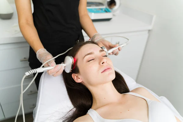 Jeune Femme Détendue Aux Cheveux Brillants Essayant Une Nouvelle Procédure — Photo