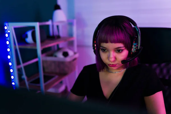 Mujer Joven Latina Gamer Con Auricular Jugando Videojuego Línea Computadora — Foto de Stock