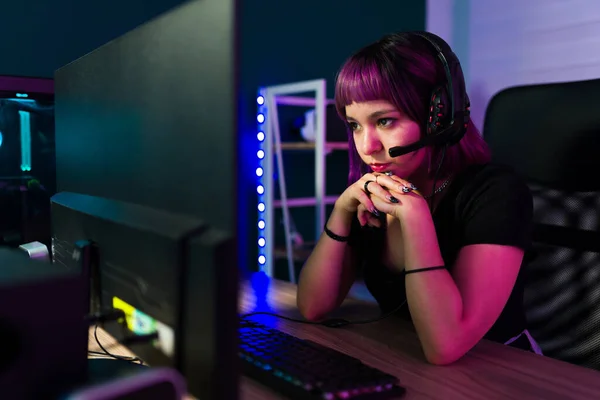 Linda Gamer Fêmea Olhando Focado Enquanto Olha Para Tela Computador — Fotografia de Stock
