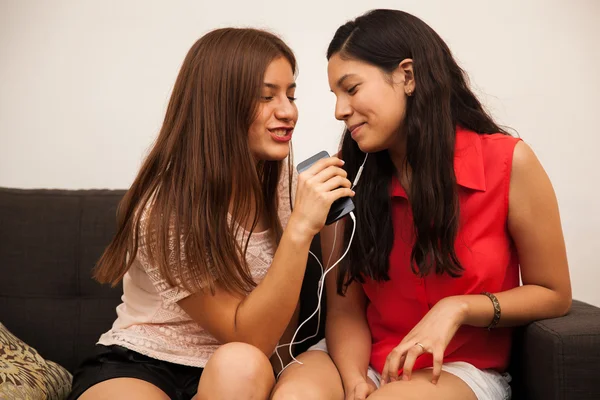 Vrienden luisteren naar muziek thuis — Stockfoto