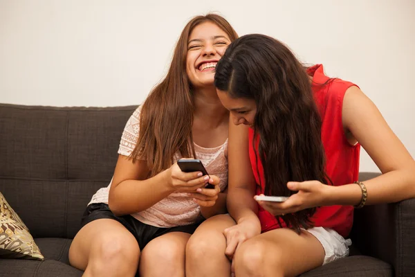 Vänner skicka SMS och sociala nätverk — Stockfoto