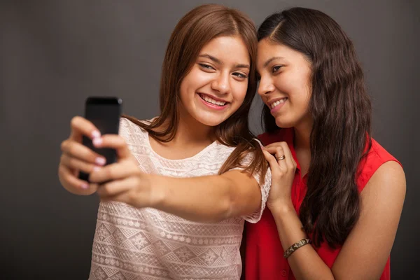 Les amis d'adolescence prenant un selfi — Photo