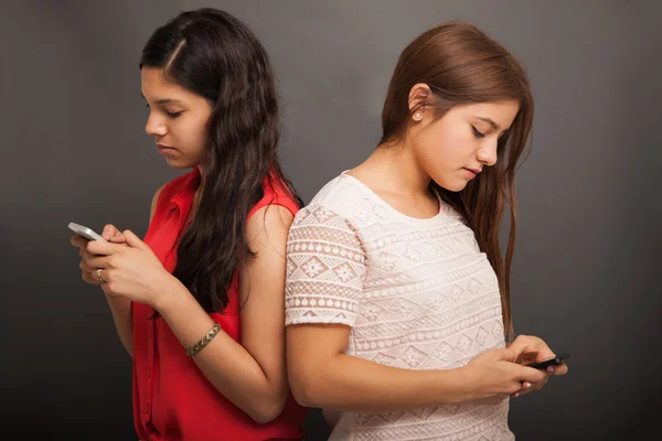 Tonåringar med hjälp av sina smarta telefonen — Stockfoto