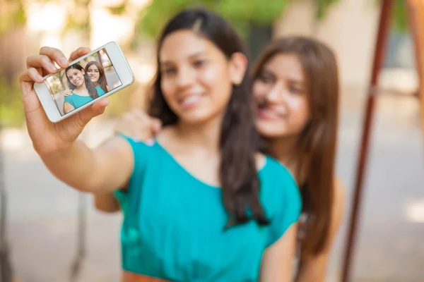 自分の携帯電話で selfie を取る十代の若者たち — ストック写真