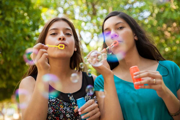 Amici che soffiano qualche bolla — Foto Stock