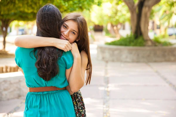 Teenage brunett kramar hennes bästa vän — Stockfoto