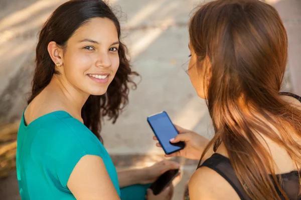 Gli adolescenti che messaggiano con i loro telefoni cellulari — Foto Stock