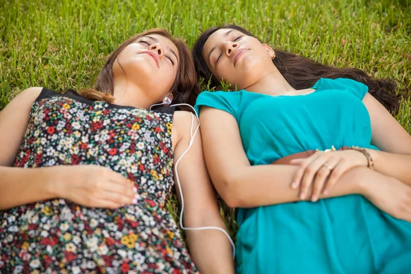 Adolescentes amigos siesta —  Fotos de Stock