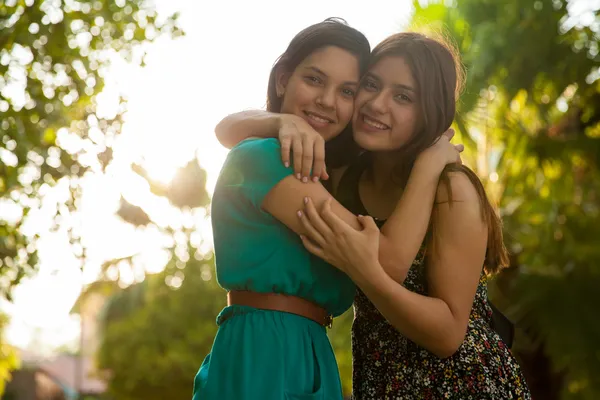 Adolescentes amigos abraçando uns aos outros — Fotografia de Stock