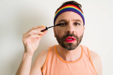 Makyaj yapıyorum. Maskara kullanan ve göz teması kuran güzel bir İspanyol cinsiyet düşmanı. 