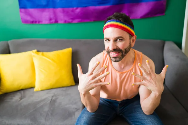 Super Glad Queer Man Med Vacker Makeup Visar Sina Målade — Stockfoto