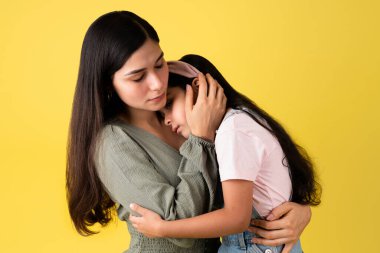 Her şey yolunda. Sevgi dolu anne üzgün kızını kucaklıyor ve kötü bir andan sonra onu teselli ediyor.
