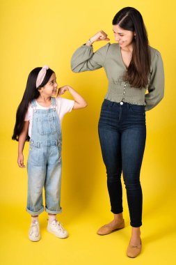 Kız gücü. Güçlü, güçlü, Latin bir anne ve küçük bir kızın biseptik kıvrımı. 