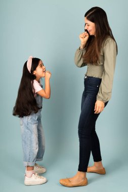 Sevimli küçük kız ve genç anne bir karaoke şarkısı söylerken birlikte çok eğleniyorlar. 