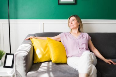 Tatil gününün tadını çıkarıyorum. Güzel olgun bir kadın oturma odasındaki kanepede dinleniyor ve mutlu hissediyor. 