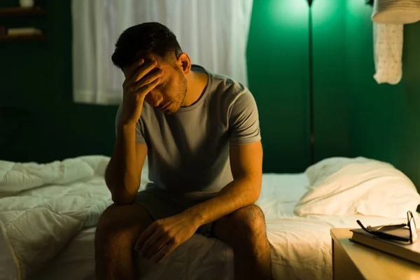 Vagyok Törve Szomorú Fiatalember Depressziósnak Tűnik Miközben Éjfélkor Ágyban — Stock Fotó