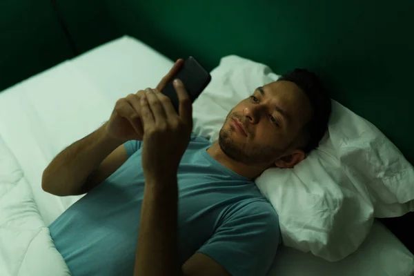 Homem Hispânico Atraente Olhando Para Seu Smartphone Mensagens Texto Enquanto — Fotografia de Stock