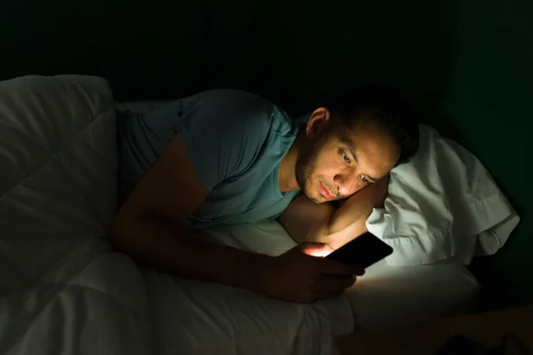 Jeune Homme Hispanique Souffrant Insomnie Utilisant Son Smartphone Nuit Alors — Photo